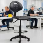 Üzemcsarnoki magasított szék kép ipari munkaszékkel, gyártósori használat
