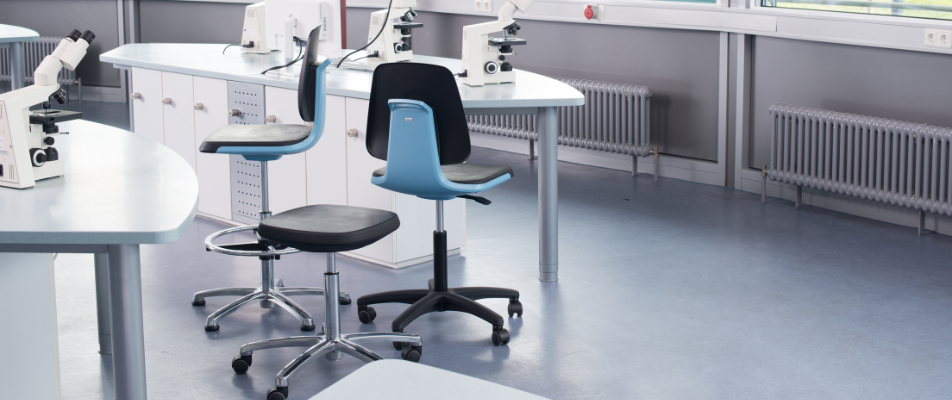 Görgős vagy fix talpas laborszék? – Mozgástér, stabilitás, ergonómia